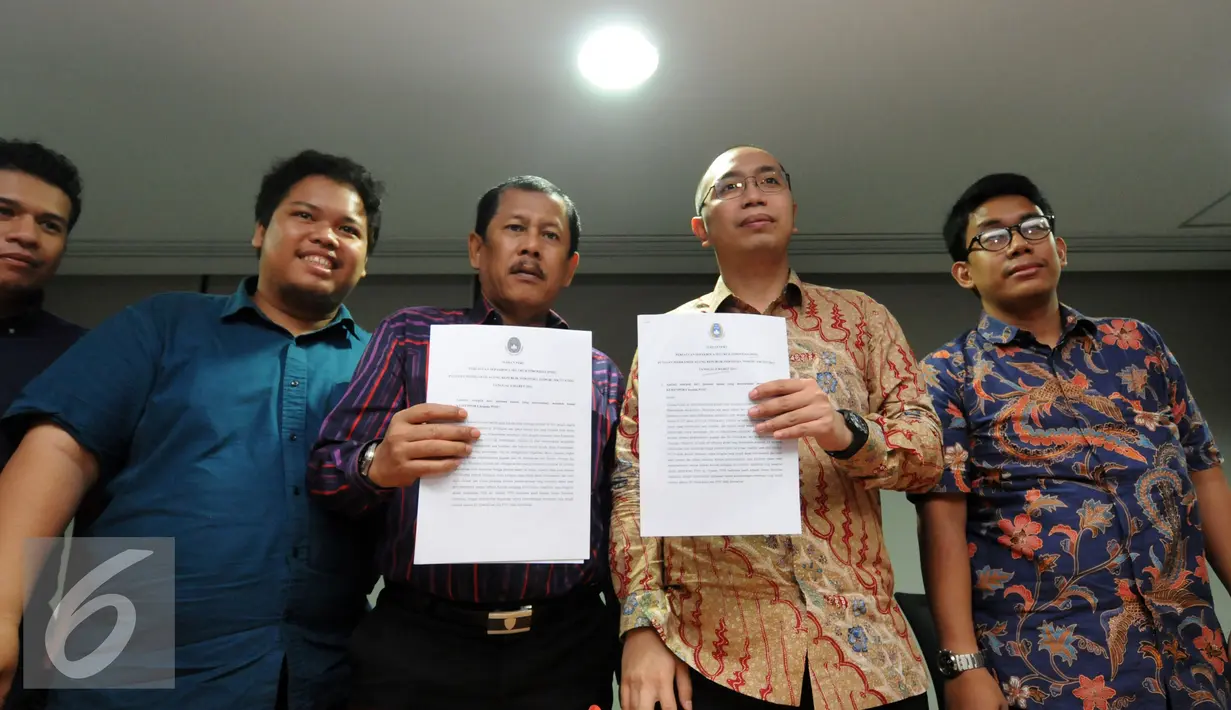 Tim hukum PSSI, Togar Manahan Nero (kedua kiri) bersama Aristo Pangaribuan menunjukkan  berkas di Jakarta, Selasa (8/3/2016). Tim hukum PSSI berharap pihak Kemenpora mau menghormati putusan MA terkait SK Pembekuan PSSI. (Liputan6.com/Helmi Fithriansyah)