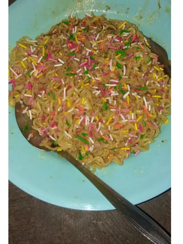 7 Cara Nyeleneh Makan Mi Goreng Ala Netizen Ini Bikin Geleng Kepala