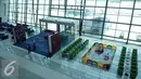 Pekerja memeriksa Terminal 3 Ultimate, Bandara Soekarno Hatta, Tangerang, Rabu (13/7). Jelang pengoperasian, Angkasa Pura II terus membenahi kekurangan segala keperluannya. (Liputan6.com/Helmi Afandi)