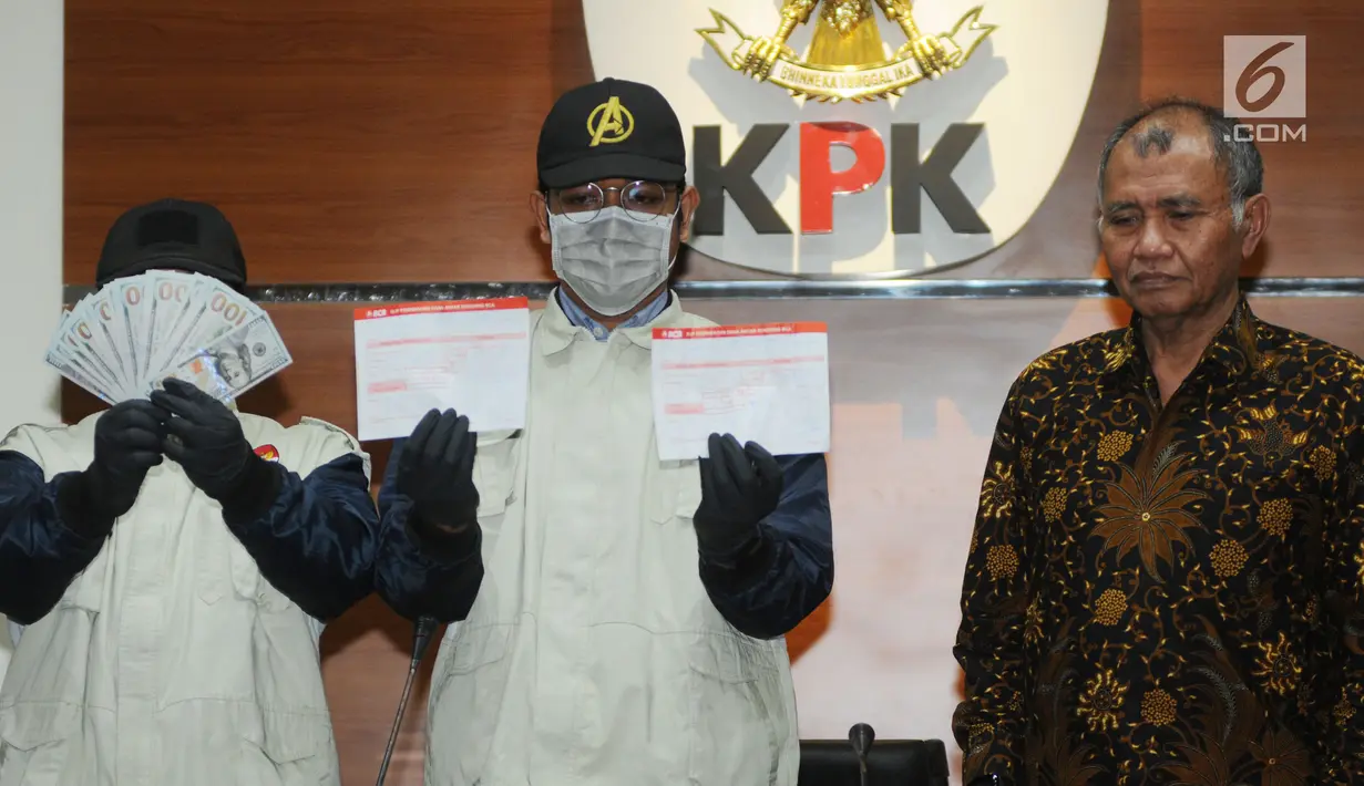 Pimpinan KPK Agus Rahardjo (kanan) mendampingi petugas menunjukkan barang bukti kasus dugaan suap pengurusan izin impor bawang putih tahun 2019 di Gedung KPK, Jakarta, Kamis (8/8/2019). KPK menetapkan enam tersangka dalam kasus ini. (merdeka.com/Dwi Narwoko)