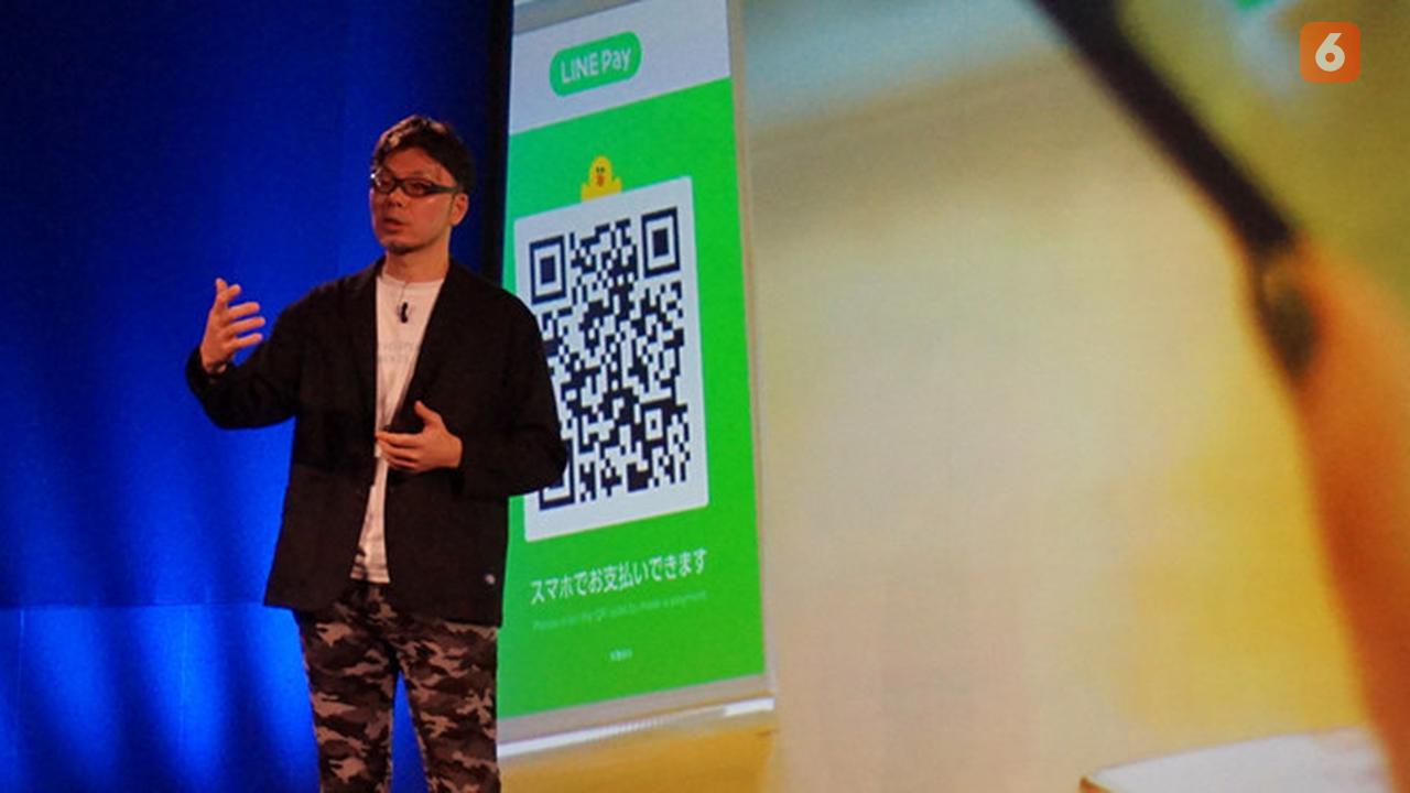 Line Senior Finance Manager Hidekazu Ikeda menjelaskan tentang fokus Line di dunia teknologi financial di Line Developer Day 2018 di Tokyo, Jepang, Rabu (21/11/2018). Liputan6.com/Agustin Setyo W