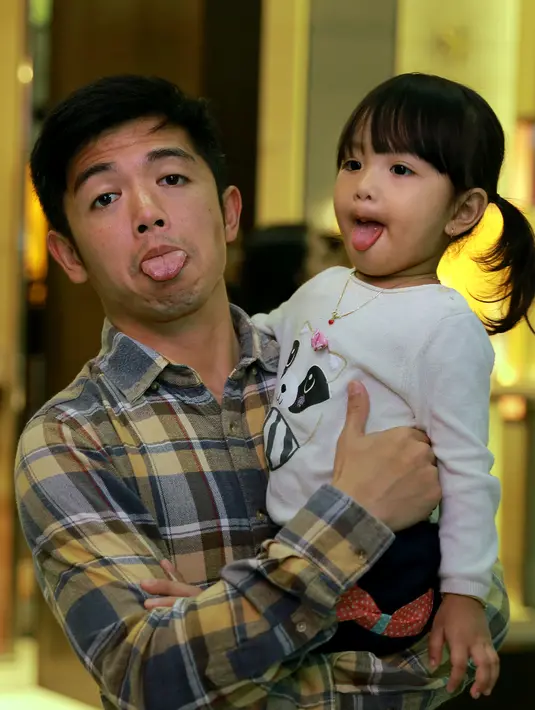 Anak pasangan Nicky Tirta dan Liza Elly kini tengah menginjak usia tiga tahun. Nicky mengungkapkan perkembangan putri semata wayangnya suka berdandan. (Adrian Putra/Bintang.com)