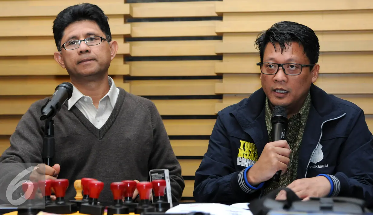 Wakil Ketua KPK Laode M Syarif (kiri) dan Kombes (Pol) Krishna Murti saat menggelar konferensi pers di KPK, Jakarta, Jumat (22/7). Seorang lelaki yang mengaku anggota KPK ditangkap karena telah menipu seorang anggota DPRD Medan.(Liputan6.com/Helmi Afandi)