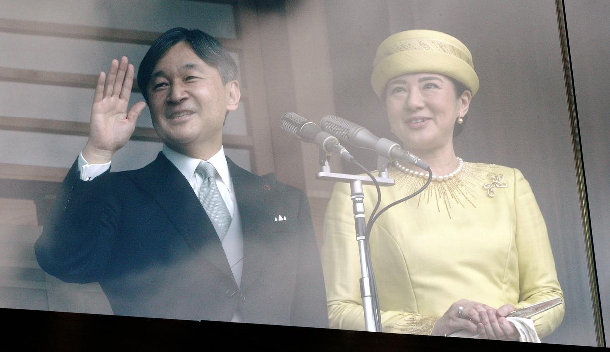 Kaisar Jepang Naruhito dan Permaisuri Masako menyapa simpatisan dalam penampilan perdananya ke publik di Istana Kekaisaran di Tokyo, Jepang (4/5/2019). Naruhito resmi menjadi penguasa monarki tertua dunia setelah sang ayah, Kaisar Akihito, resmi turun takhta. (AP Photo/Eugene Hoshiko)