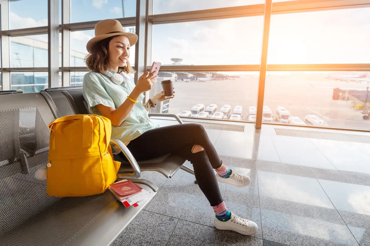 Ilustrasi wanita yang akan liburan sedang berada di bandara