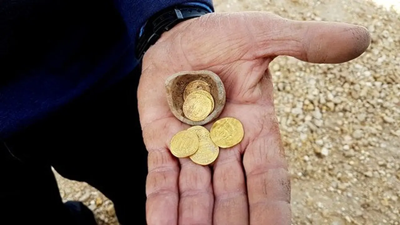 Tim arkeolog Israel menemukan tujuh koin emas berusia 1.200 tahun. (Xinhua/Otoritas Kepurbakalaan Israel)