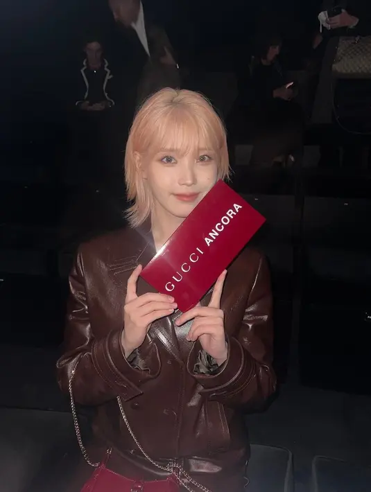 Dengan rambut yang sudah pop up membuat IU tidak perlu pulasan makeup yang berlebih. Wajahnya hanya dipulas dengan flawless Korean Look yang menonjolkan lip tint coral dan glittery eyes [@dlwlrma]