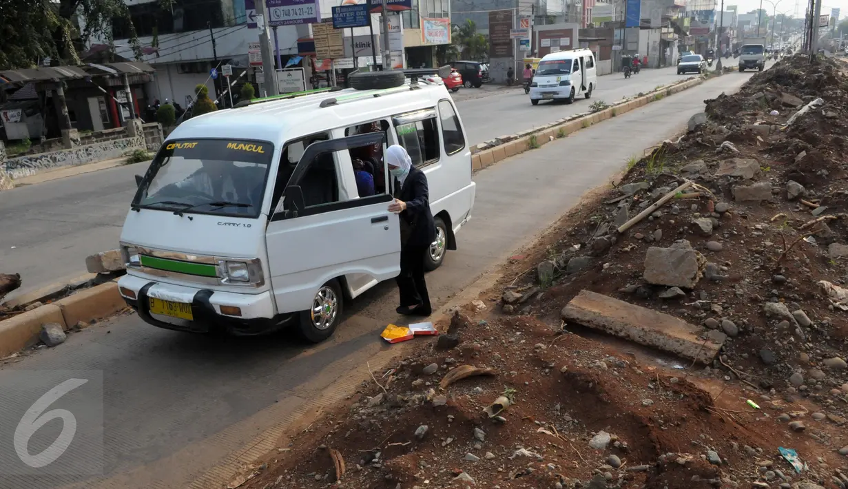 Angkutan umum mengangkut penumpang di Jalan Raya Siliwangi Pamulang, Kota Tangerang Selatan, Banten, (12/5). JPO yang hampir memakan badan jalan tersebut masih berdiri kokoh karena mangkraknya proyek pelebaran Jalan tersebut. (Liputan6.com/Helmi Afandi)