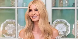 Perempuan berusia 43 tahun ini tampil bersinar mengenakan dress dari Oscar de la Renta. Ia tampil dengan gaya yang gemerlap mengenakan dress panjang off shoulder dihiasi kristal dan mutiara membentuk motif bunga pada gaun tersebut. [@ivankatrump]