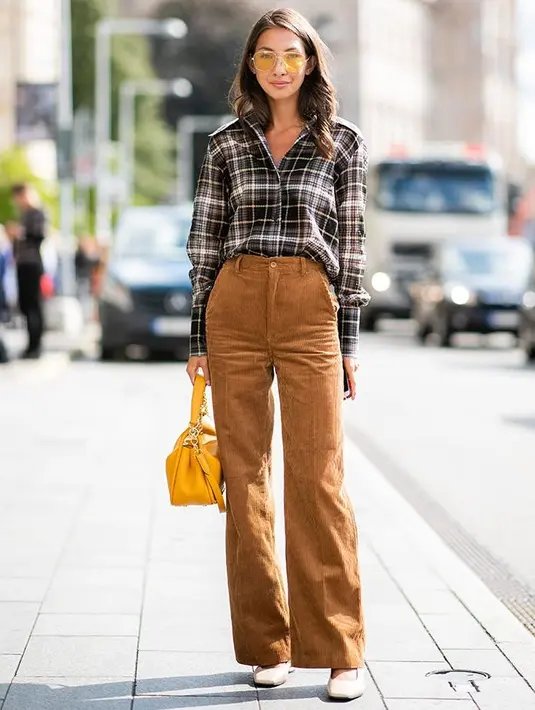 Padu padan dalam palet warna berbeda, namun tetap dalam nuansa yang sama akan terlihat menarik, termasuk saat kamu menggunakan flanel. Pilih flat shoes dengan ujung runcing dan tas mini sebagai sentuhan yang manis pada tampilanmu secara keseluruhan. Foto: Purewow.