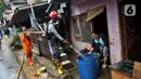 Meski banjir sudah surut, beberapa warga yang terdampak masih memilih untuk tetap berada di pengungsian. Hal ini karena sisa banjir berupa lumpur pekat masih menggenangi lantai dasar rumah dan jalan. (Liputan6.com/Angga Yuniar)