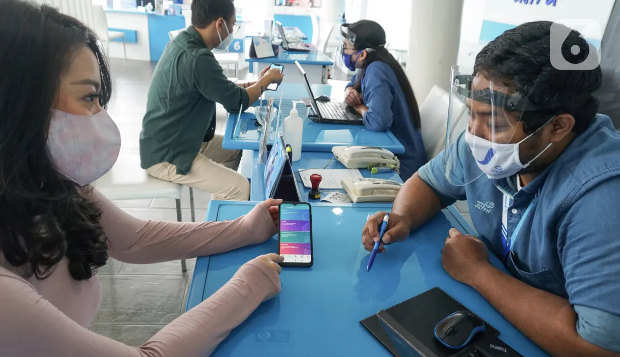 Customer memberi penjelasan tentang produk Asuransi Astra di Jakarta, Selasa (15/12/2020). Asuransi Astra kembali menerima sertifikasi standar internasional ISO 27001:2013 dengan harapan kualitas keamanan informasi perusahaan dapat semakin meningkat. (Liputan6.com/HO/Eko)