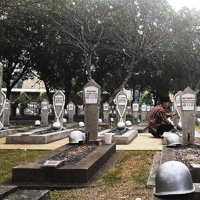 Peringati Hari Kemerdekaan Warga Pilih Berziarah Di Makam Para Pahlawan Citizen6 Liputan6 Com