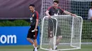 Pelatih baru timnas Spanyol, Fernando Hierro membawa gawang mini saat latihan menuju Piala Dunia di Krasnodar, Rusia, Rabu (13/6). Resmi memimpin skuat, Hierro langsung memantau latihan jelang pertandingan kontra Portugal. (AFP /PIERRE-PHILIPPE MARCOU)