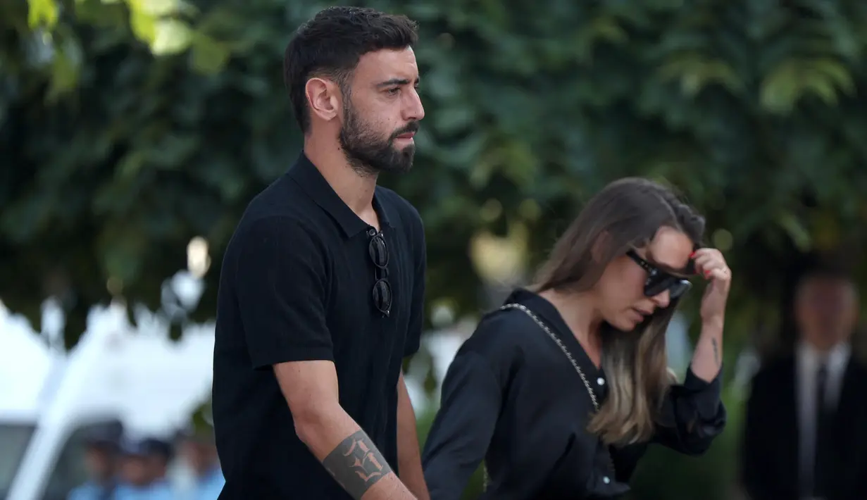 Gelandang Manchester United asal Portugal, Bruno Fernandes tiba di pemakaman penyerang Liverpool asal Portugal, Diogo Jota, dan saudaranya, Andre Silva, di Gereja Induk Gondomar, di pinggiran Porto, pada 5 Juli 2025. (FILIPE AMORIM/AFP)