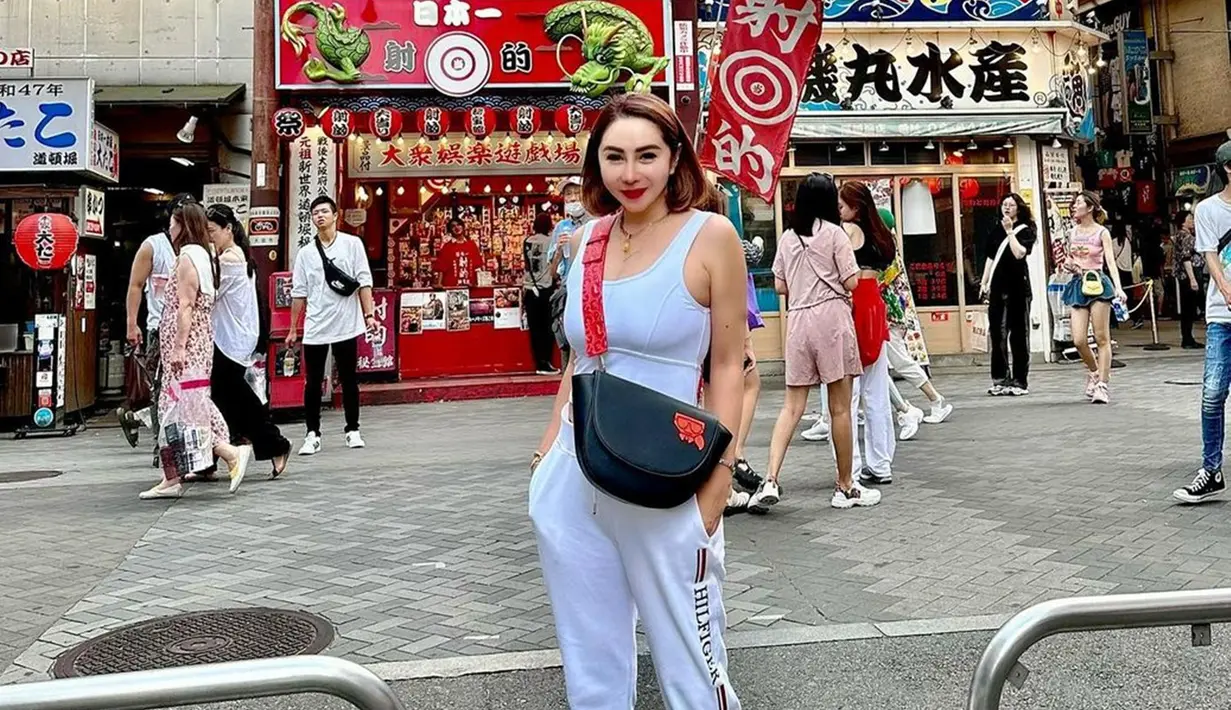 Dalam akun Instagram, Femmy Permatasari cukup sering mengunggah momen saat liburan di luar negeri. Kali ini, dirinya tengah berlibur di Jepang bersama sang putri serta sahabat. (Liputan6.com/IG/@femmypermatasari)