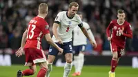 Harry Kane. Striker Tottenham Hotspur ini telah menjabat kapten Timnas Inggris sejak 2018. Three Lions dibawanya menjadi peringkat ke-4 Piala Dunia 2018 dan runner-up Euro 2020. Total telah mengoleksi 65 caps dengan mencetak 41 gol sejak debutnya pada 27 Maret 2015. (AP/Kirsty Wigglesworth)