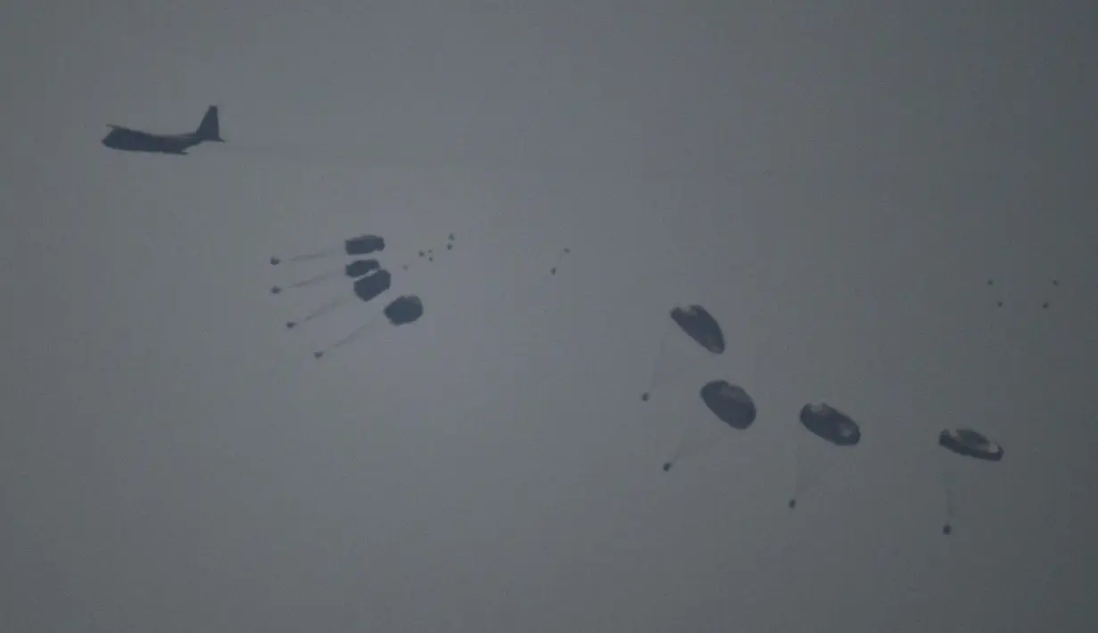 Pengiriman bantuan kemanusiaan melalui udara dilakukan di berbagai lokasi di Jalur Gaza seiring kondisi kemanusiaan di daerah kantong pesisir tersebut terus memburuk. (AP Photo/Jehad Alshrafi)