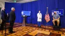 Wakil Presiden Amerika Serikat Mike Pence (kanan) berbicara sebelum menerima suntikan vaksin COVID-19 Pfizer-BioNTech di Gedung Putih, Washington, Jumat (18/12/2020). Pence dalam kesempatan itu pun menyebut vaksinasi tersebut sebagai "keajaiban medis". (AP Photo/Andrew Harnik)
