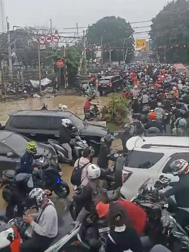 Banjir terjadi hampir merata di Bekasi, Jawa Barat pada Selasa (4/3/2025).
