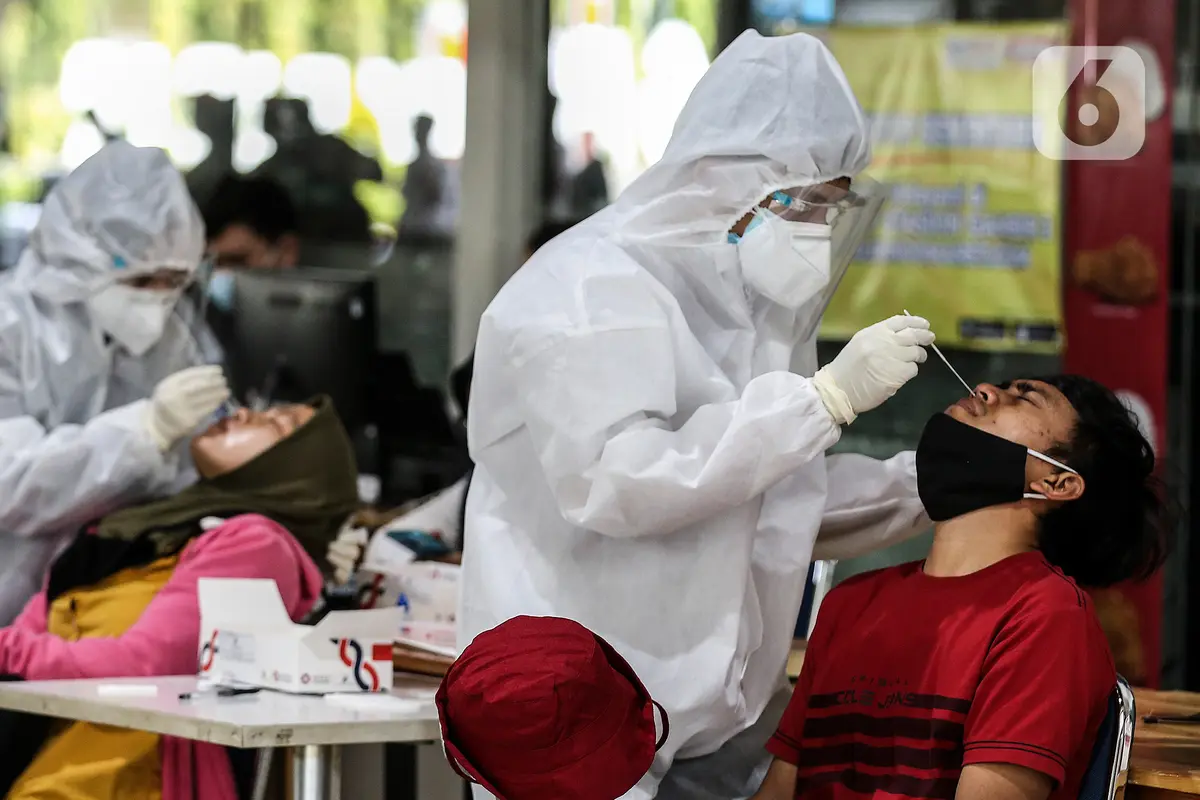 Seribuan Penumpang Kereta Rapid Test di Stasiun Gambir