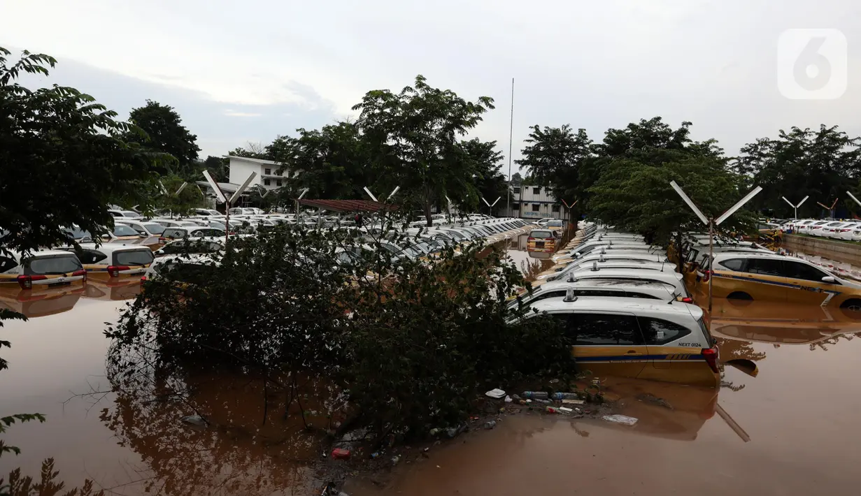 Kondisi dan suasana Pool Taksi Express di kawasan Tanah Kusir yang terendam banjir, Jakarta, Rabu (1/1/2020). Hujan yang terus mengguyur Jakarta sejak Selasa sore (31/12/2019) mengakibatkan banjir di sejumlah titik di Jakarta. (Liputan6.com/Johan Tallo)