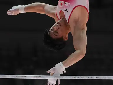 Daiki Hashimoto dari Jepang berkompetisi di palang horizontal saat Kejuaraan Dunia Senam Artistik ke-53 di Jakarta, Minggu 19 Oktober 2025. (AP Photo/Dita Alangkara)