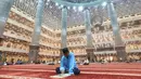 Meski dapat dilakukan kapan saja, Itikaf sangat dianjurkan dilakukan pada sepuluh hari terakhir bulan Ramadan. Tampak dalam foto, umat Muslim dari berbagai wilayah Jakarta dan sekitarnya saat melakukan Itikaf pada malam ke-21 Ramadan di Mesjid Istiqlal, Jakarta, Selasa (10/3/2026). (Kapanlagi.com/Budy Santoso)