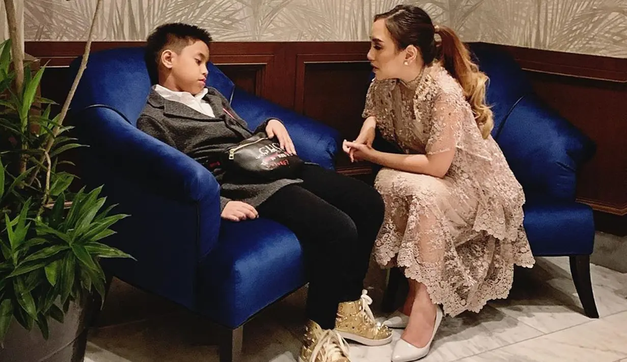 Gaya glamor yang selalu melekat di tubuhnya sukses membuat dirinya tak terlihat seperti gadis berusia 20 tahun. Penampilannya terlihat dewasa dikarenakan dirinya kerap menggunakan makeup yang cukup tebal dengan pakaian yang mewah. (Liputan6.com/IG/@salmafinasunan)