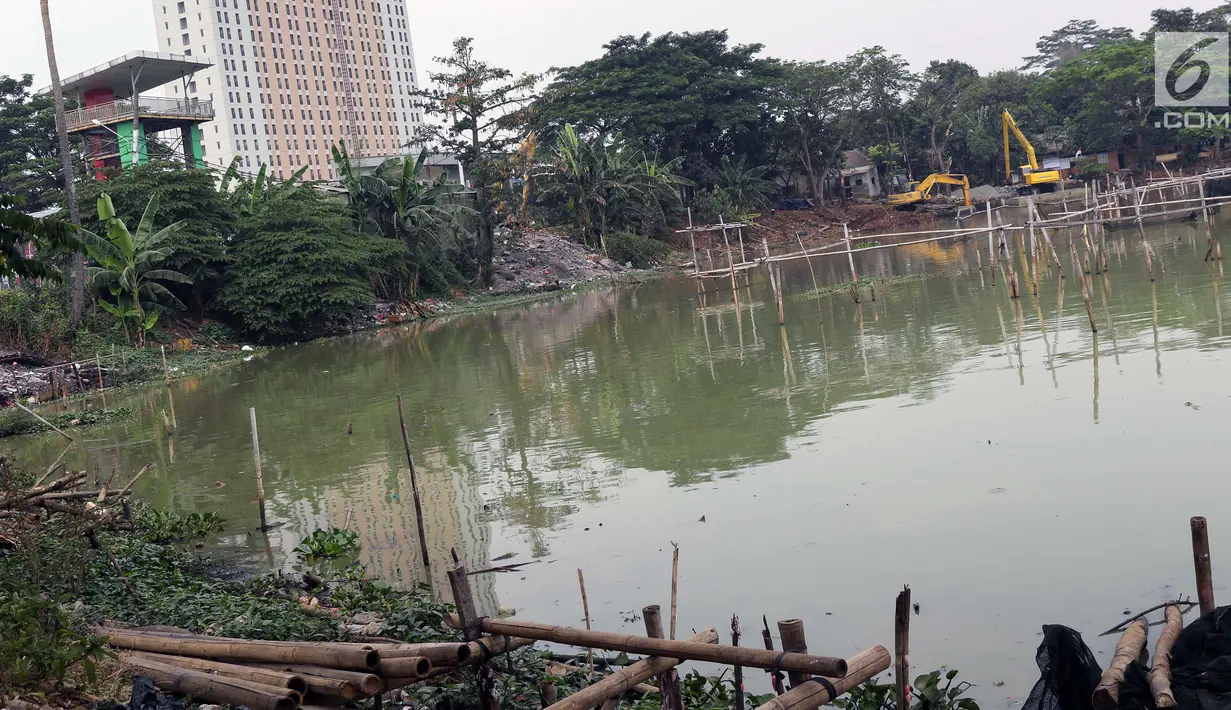 Sejumlah alat berat melakukan kegiatan revitalisasi di Situ Rawa Kalong, Cimanggis, Depok, Jawa Barat, Selasa (27/8/2019). Pemprov Jawa Barat mulai merevitalisasi kawasan Situ Rawa Kalong yang memiliki luas lebih kurang 8,25 hektar dengan anggaran sebesar Rp40 miliar. (Liputan6.com/Helmi Fithriansy