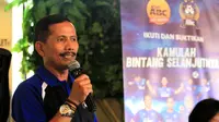 Pelatih Persib, Djadjang Nurdjaman, memberi keterangan pada ajang pencarian bakat Bintang Bola Kopi ABC 2017. (Liputan6.com/Kukuh Saokani)