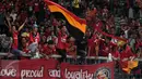 Suporter tim Kabau Sirah memberikan dukungan saat menyaksikan laga Persija melawan Semen Padang di Torabika Soccer Championship presented by IM3 Ooredoo di Stadion GBK, Jakarta, Minggu (8/5/2016). (Liputan6.com/Helmi Fithriansyah)