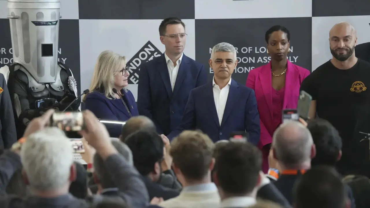 Sadiq Khan, sosok Muslim yang terpilih untuk ketiga kali sebagai wali kota London. Ia berpidato usai kemenangannya pada Sabtu 4 Mei 2024 di City Hall, London, Inggris. (AP/Alastair Grant)