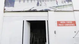 Suasana tampak luar media center dari Stadion Rizal Memorial di Manila,Senin (25/11). Meski akan digunakan untuk ajang SEA Games 2019 kondisi ruangannya sangat memprihatinkan. (Bola.com/M Iqbal Ichsan)