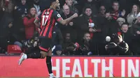 Penyerang Bournemouth, Joshua King mencetak gol penyama kedudukan kontra Arsenal pada menit ke-45 pada laga lanjutan Premier League yang berlangsung di stadion Dean Court, Inggris, Minggu (25/11).  Bournemouth kalah 1-2. (AFP/Glyn Kirk)