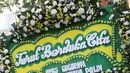 Sebuah karangan bunga dari jajaran Lantas Kota Tangerang menghiasi Mako Brimob Kelapa Dua, Depok Kamis (10/5). Pasca kerusuhan napi teroris di Rutan Cabang Salemba, dua karangan bunga dikirim menggunakan sepeda motor. (Liputan6.com/Herman Zakharia)