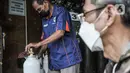 Pekerja saat melakukan pengisian ulang oksigen medis di kawasan Manggarai, Jakarta, Selasa 1/2/2022). Pengelola jasa pengisian oksigen di kawasan Manggarai mengungkapkan permintaan oksigen medis mengalami kenaikan sejak seminggu lalu seiring meningkatnya kasus Covid-19. (merdeka.com/Iqbal S Nugroho)