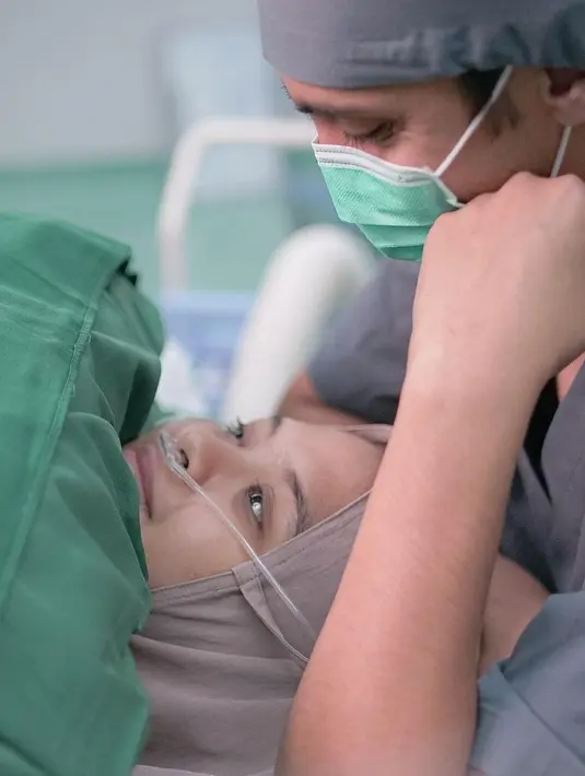 Vebby pun mengakui bahwa nama tersebut adalah pilihan sang suami. Selain itu, ia juga mengungkap panggilan sang anak kepada dirinya dan Razi, yakni Abba dan Amma.(Instagram/vebbypalwinta)