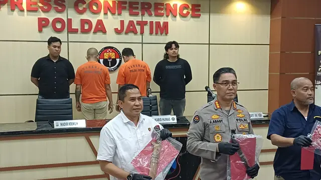 Dua orang pelaku kasus pencurian dengan kekerasan di sejumlah minimarket wilayah Jawa Timur.