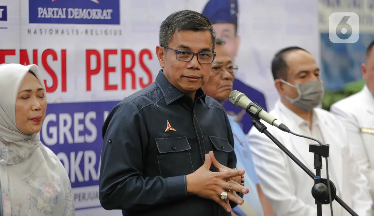 Sekjen DPP Partai Demokrat, Hinca Panjaitan memberikan keterangan penyelenggaraan Kongres ke-V di DPP Demokrat, Jakarta, Jumat (13/3/2020). Demokrat mendapatkan izin dari Pemprov DKI untuk menggelar kongres V di JCC Senayan, pada 15 Maret 2020 di tengah wabah COVID-19. (Liputan6.com/Faizal Fanani)