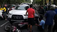 Warga megevakuasi korban kecalakaan lalu lintas. Foto: (Dian Kurniawan/Liputan6.com)