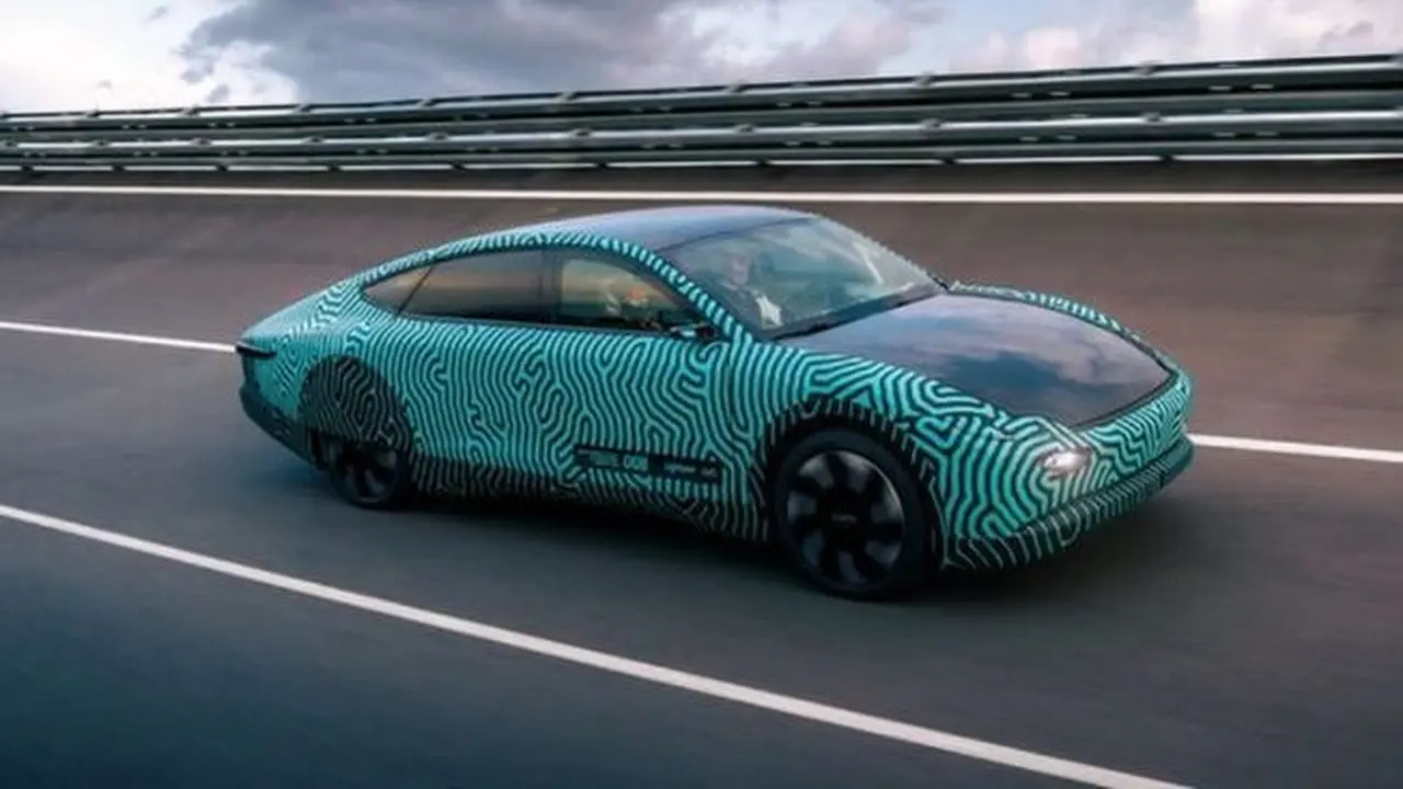 mobil listrik biasa tetapi dengan tenaga surya