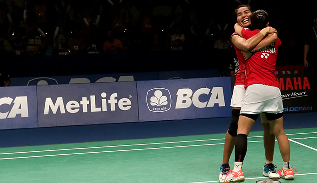Selebrasi Greysia Polii/Nitya Krishinda ganda puteri Indonesia melaju ke final dengan mengalahkan  Yu Yang/Zhong Qianxin di semifinal BCA Indonesia Open Premier Super Series 2015 di Istora Senayan Jakarta. (Peksi Cahyo/Bola.com)