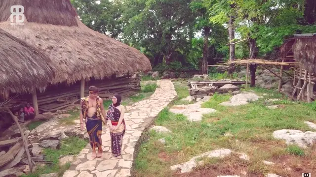 Momen Lesty Kejora dan Rizky Billar jadi Raja dan Permaisuri Sehari di Pulau Sumba. (Sumber: YouTube/Rizky Billar)