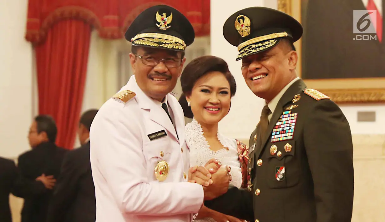Panglima TNI Jenderal Gatot Nurmantyo memberi selamat kepada Gubernur DKI Jakarta, Djarot Saiful Hidayat usai dilantik di Istana Negara, Jakarta, Kamis (15/6). Djarot dilantik untuk sisa periode 2012-2017. (Liputan6.com/Angga Yuniar)