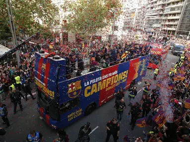 Pemain Barcelona menggunakan bus melintas ribuan fans di Barcelona, (30/4/2018). Barcelona memastikan gelar La Liga setelah menang 4-2 atas Deportivo La Coruna. (AP/Manu Fernandez)