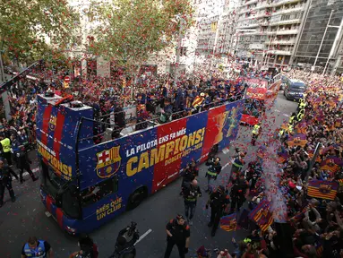 Pemain Barcelona menggunakan bus melintas ribuan fans di Barcelona, (30/4/2018). Barcelona memastikan gelar La Liga setelah menang 4-2 atas Deportivo La Coruna. (AP/Manu Fernandez)
