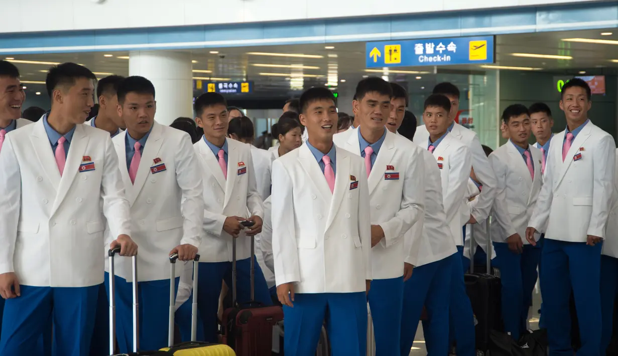 Atlet Korea Utara menunggu penerbangan mereka ke Indonesia untuk Asian Games dari Bandara Internasional Pyongyang (10/8). Asian Games 2018 akan berlangsung mulai 18 Agustus hingga 2 September di Jakarta dan Palembang. (AFP Photo/Kim Won-Jin)