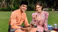 Syed Saddiq dan Bella Astillah menjadi model busana baju Raya. (dok. Instagram @bellaastillah/https://www.instagram.com/p/DGSrLI_SueG/?hl=en&amp;img_index=1/Dinny Mutiah)