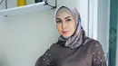Istri Arie Untung, Fenita Arie saat berpose dengan mengenakan hijab. Sebagian besar warganet mendukung langkah Fenita dan mengatakan bahwa presenter tersebut tampak lebih cantik usai berhijab. (Instagram/ariekuntung)